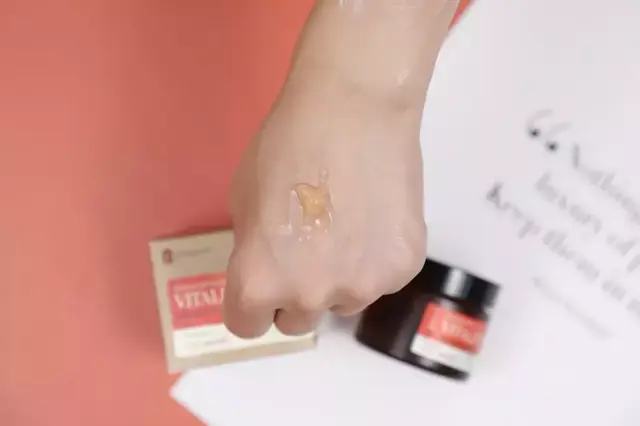 吃苹果下巴上起鸡皮疙瘩