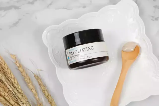 吃苹果下巴上起鸡皮疙瘩