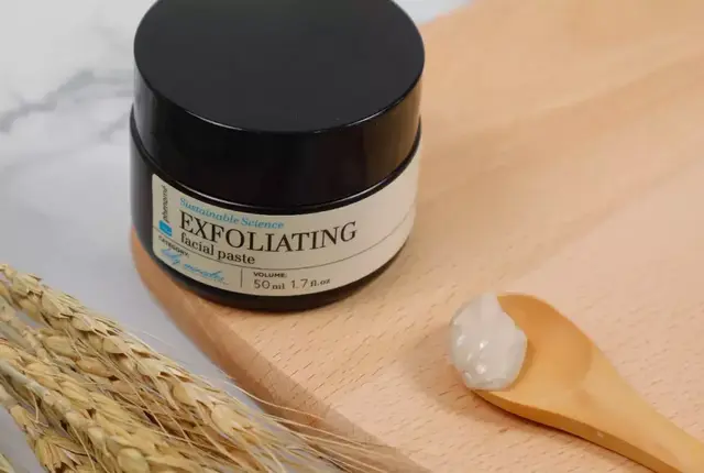 吃苹果下巴上起鸡皮疙瘩