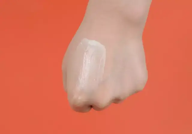 吃苹果下巴上起鸡皮疙瘩