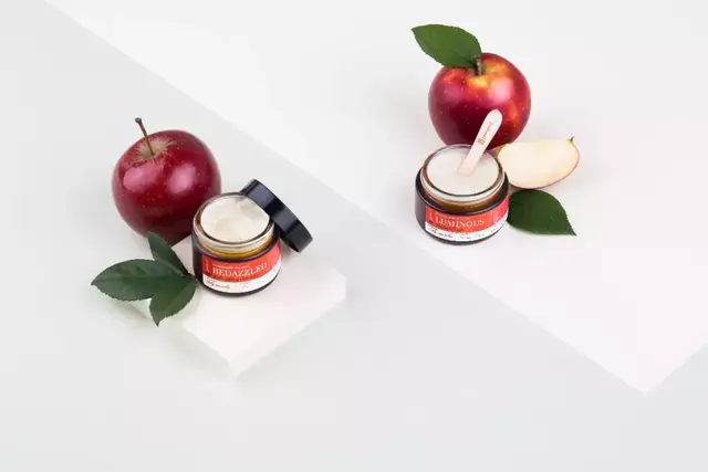 吃苹果下巴上起鸡皮疙瘩