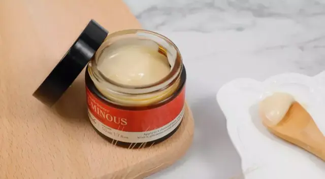 吃苹果下巴上起鸡皮疙瘩