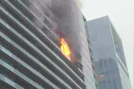 “保姆纵火案”女主人报警录音公开：我们出不去！你们快进来视频封面