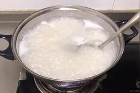 煮稀饭时多加一点东西，煮的软绵粘稠还不溢锅，后悔现在才知道视频封面
