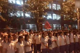泪目！高考前，高二学生唱歌为师兄师姐们加油，响彻校园！视频封面