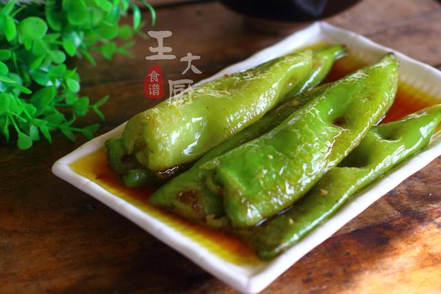 油焖尖椒的简单做法（家常菜油焖辣椒经典做法）