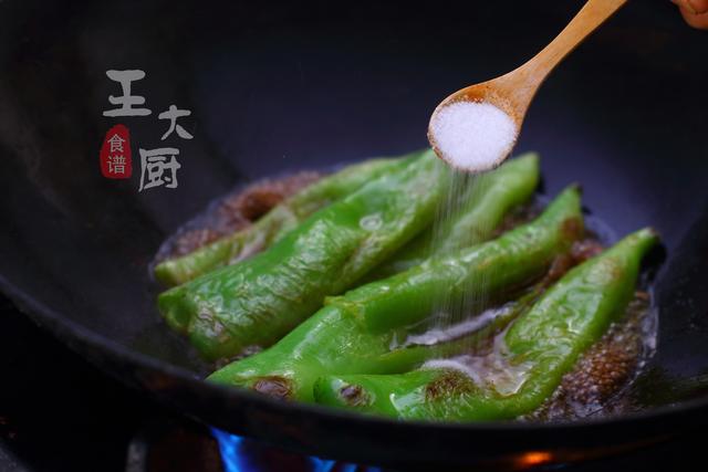 家常菜油焖辣椒经典做法，不油不腻，非常下饭，美味就这么简单