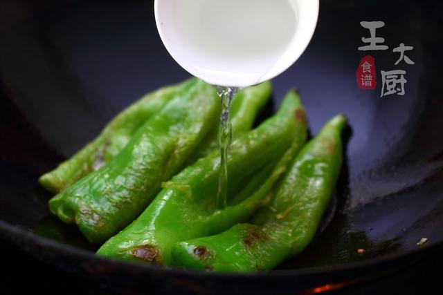 家常菜油焖辣椒经典做法，不油不腻，非常下饭，美味就这么简单