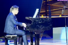 这位小哥，在舞台上弹奏的这段钢琴曲很有韵律，听起来很好听