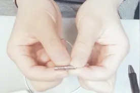 把圆珠笔的弹簧取下来 解决了手机的大问题 太有用了！视频封面