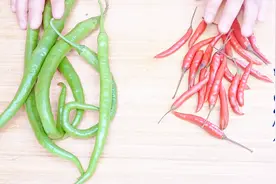 两把辣椒简单作料，一切一拌做成糖醋尖椒，一吃就开胃