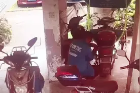 现场：疑似饿了么骑手拆走居民电瓶车雨棚 客服：正在处理中