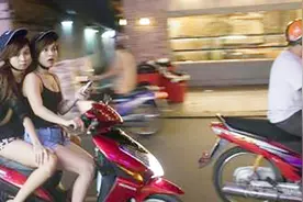 为什么女生坐摩托车，都侧着坐？而不正坐，原因是这样！视频封面
