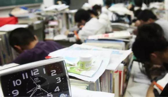 距离高考还有1天：那些吃药推迟经期、打氨基酸增加营养的考生们，正常吃饭睡觉就可以了！