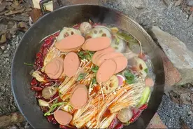 四川美女到野外煮川味麻辣烫，大口大口的吃，真后悔买少了！视频封面
