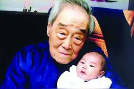 这个婴儿出生时，国家派军队守护产房，鸣13响礼炮为其庆生图片