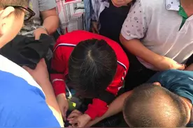 郑州一考生裤子拉链拉不开拿不出准考证 众人帮忙撕衣服图片