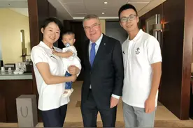 这个1岁的北京小萌娃，收到了国际奥委会主席送来的生日礼物图片