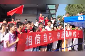 直击2018年北京高考：家长教师校友穿红衣助阵视频封面