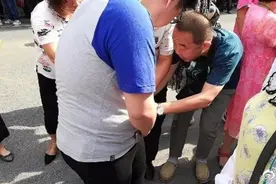 网传河南一高考生证件锁口袋撕衣赶考，考点辟谣：着装不符图片