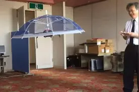 懒人的福音！下雨天大包小包没法撑伞？无人机雨伞了解一下视频封面