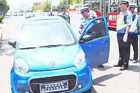 不用挂牌不考驾照就能上路，这样的电动汽车千万别买，危险太大了