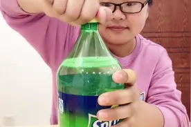 一招教你巧开雪碧，学会这技巧，再不怕气泡溅到脸上尴尬了