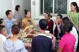 养女要寻亲，养父母犹豫后终同意，如今寻亲成功四个父母关系和睦视频封面