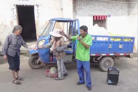 夫妻收破烂过生活，唱一首《拥抱你离去》，引人注目才收得多