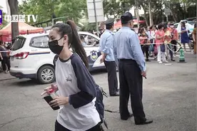 宋祖儿素颜独自参加高考状态轻松，休闲look口罩遮面显低调