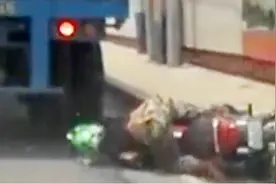 惊险！男子头部遭卡车碾压竟毫发无损 头盔已被挤爆 快看视频封面