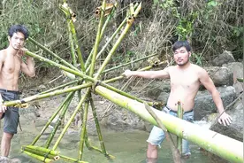 原始工具 野外利用竹子制作水车打造灌溉系统 这两小哥真牛