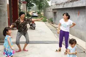 农村90后儿媳教婆婆跳时尚舞，婆婆舞姿太逗了，惹得儿媳哈哈笑视频封面