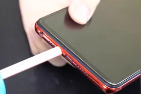手机扬声器灰尘太多？教你用一根吸管制作简易清理神器，效果很棒视频封面