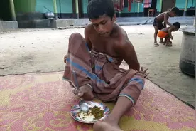 印度少年用脚拿勺子吃饭，大家为他烹制午餐，做好先送给他吃视频封面