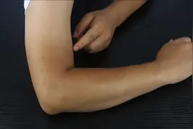 夏天胳膊被晒成两个颜色，学会这2个小技巧，让胳膊迅速变白