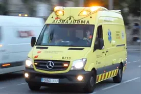 西班牙新款救护车出动 途中遇到警车帮忙开道视频封面