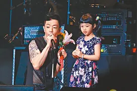 黄贯中表演女儿献花送吻 父爱满满显铁汉柔情图片