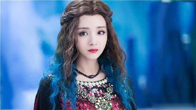 美人鱼泳池露真身,鱼尾巴还没收起来就被撞见,这下完了(美人鱼真身