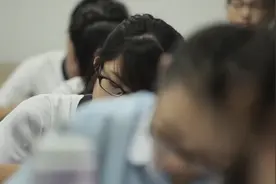 这机器人能模仿人的笔迹，号称“抄作业神器”，要气死老师吗？