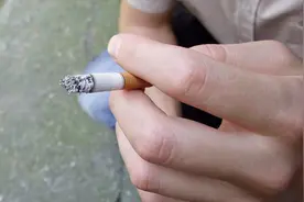 吸烟导致手指发黄太难看！教你三个小妙招，轻松洗去手指烟渍！视频封面