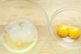蛋黄蛋清分不开？教你2招快速分离，回家快试试！
