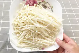 金针菇这样洗，吃的干净卫生更放心，这个妙招太好了！人人都实用