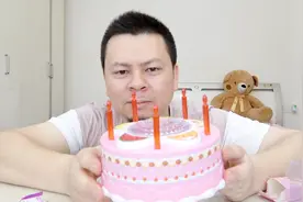 试吃收到一个“不能吃的生日蛋糕”，摁一下后神奇的事发生了