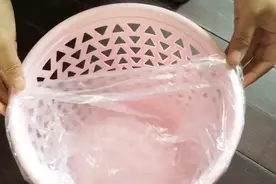 小垃圾袋套不上垃圾桶？教你一个技巧，轻松解决这个问题视频封面