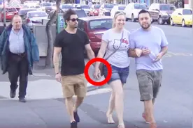 陌生男子突然上来十指相扣的牵手，路人们的反应如何？视频封面