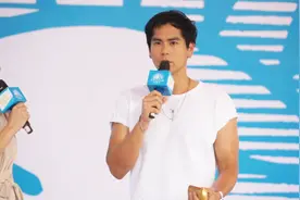 彭于晏帅气亮相厦门，搞怪尬舞与粉丝亲密互动男友力爆棚！视频封面