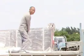 农村大叔装卸水泥，一天能挣多少钱？大叔说出真实收入，你信吗