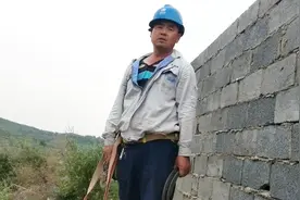 在农村电工一个月挣多少钱？50岁的大叔说出来，你信吗？视频封面