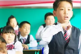 小明偷看漫画书被老师发现后，语出惊人，老师彻底惊呆了！视频封面